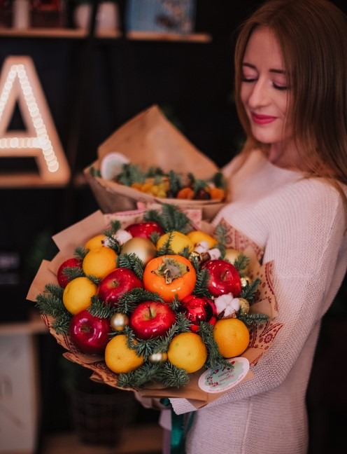 Sedobnyj-buket-21.-Buket-iz-fruktov.-Hurma-mandarin.jpg